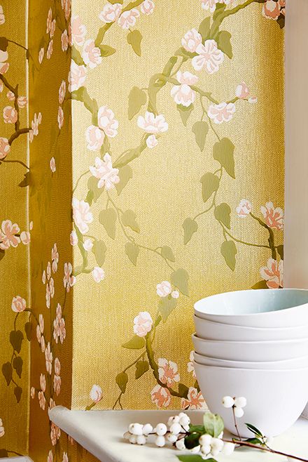 Обои Little Greene Archive Trails Sakura Yellow Lustre