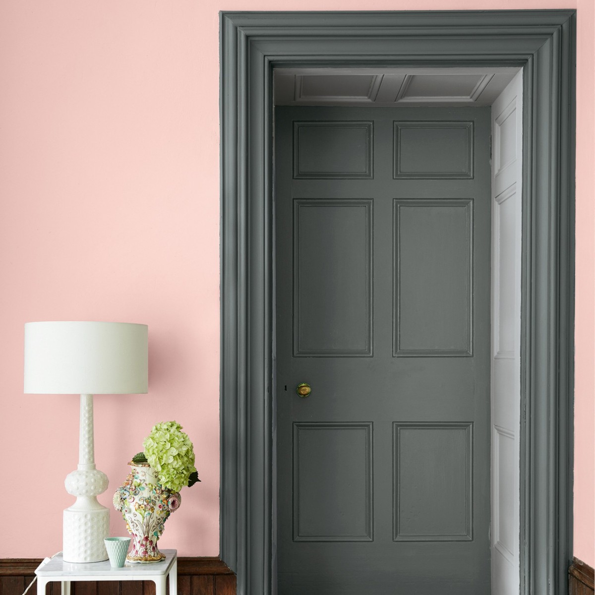межкомнатные двери серого цвета в интерьере